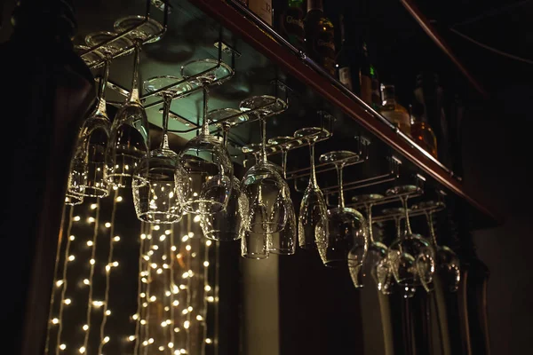 Verres à vin dans une étagère au-dessus d'un bar au restaurant — Photo