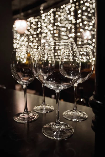 Weingläser im Regal über einer Theke im Restaurant — Stockfoto