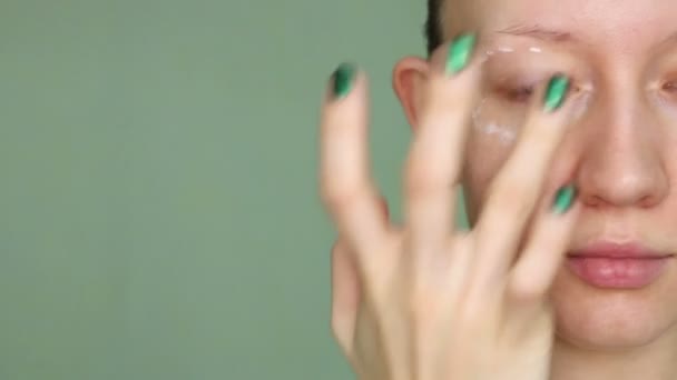 Mujer haciendo máscara cosmética en su cara — Vídeo de stock