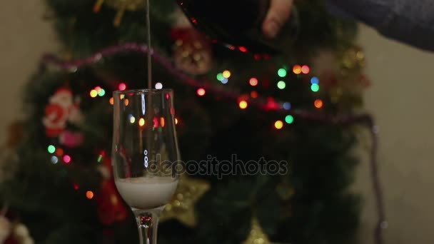 一个男人往杯子里倒香槟 — 图库视频影像