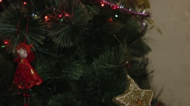 Girl decorates the Christmas tree — Stock Video