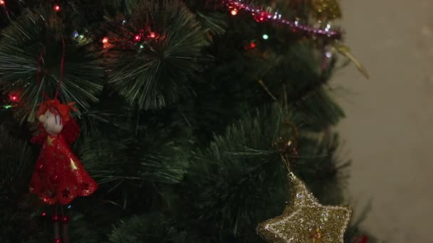 女の子はクリスマスツリーを飾る — ストック動画