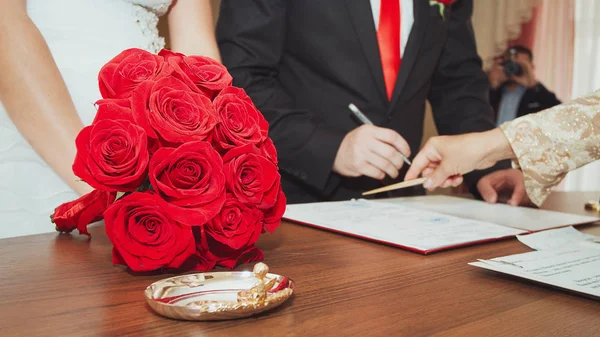 O casal assinou seu primeiro documento — Fotografia de Stock