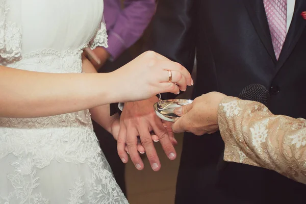 Paret utbyta bröllop ringar — Stockfoto