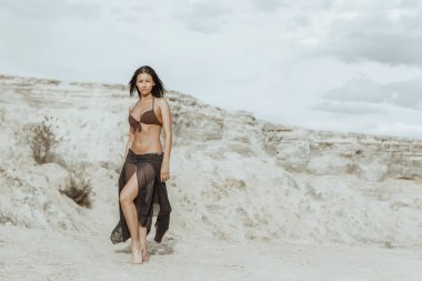 Genç ve güzel bir kız sahilde