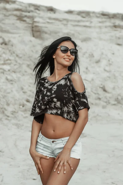 Jovem menina bonita na praia — Fotografia de Stock