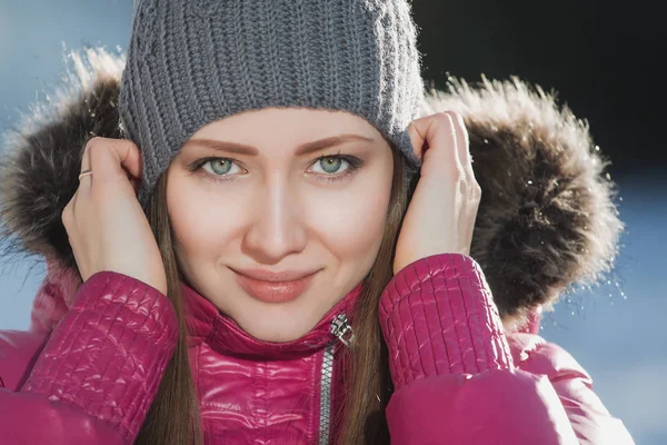 Portret van een jong meisje in de winter — Stockfoto