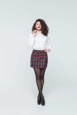 Gözlük iş ofis takım elbiseli güzel genç bir bayanla