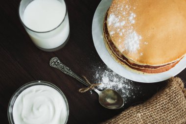 gözleme ile meyve ve çilek plaka üzerinde tablo üzerinde kapat