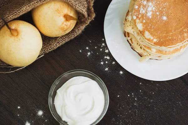 Panqueque con frutas y bayas en el plato en la mesa de cerca — Foto de Stock