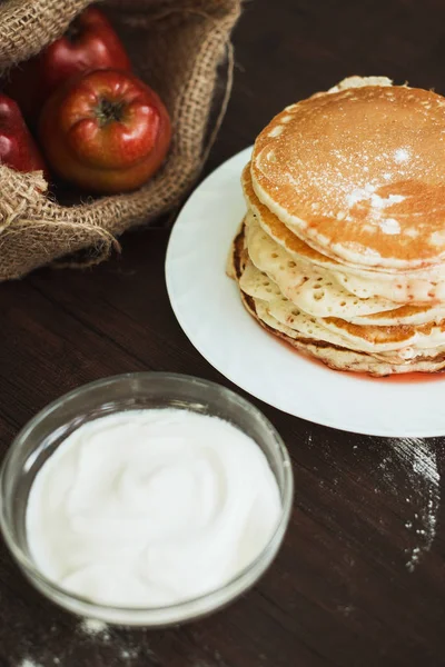 Panqueca com frutas e bagas no prato na mesa close-up — Fotografia de Stock