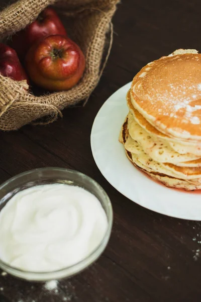 Pancake with fruits and berries on plate on table close up — Stock Photo, Image