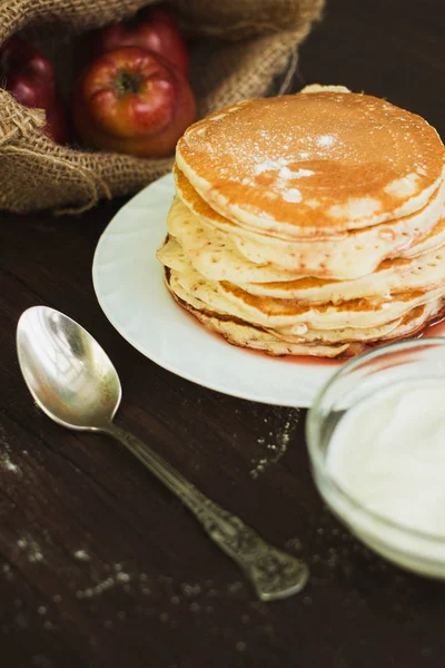 Panqueque con frutas y bayas en el plato en la mesa de cerca — Foto de Stock