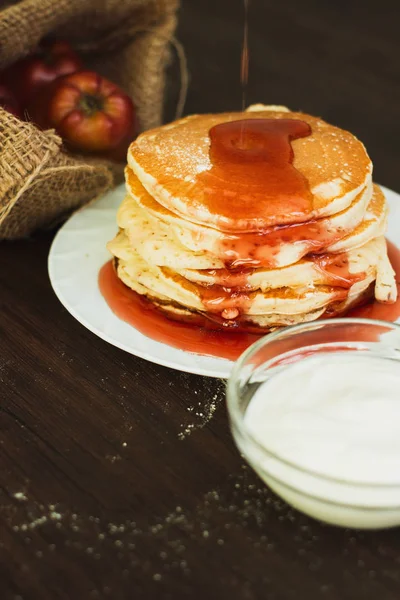 Panqueque con frutas y bayas en el plato en la mesa de cerca — Foto de Stock