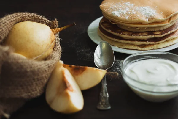 Pancake with fruits and berries on plate on table close up — Stock Photo, Image