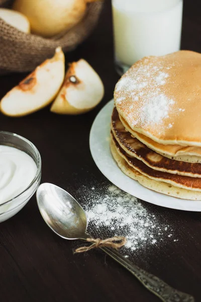 Pancake with fruits and berries on plate on table close up — Stock Photo, Image