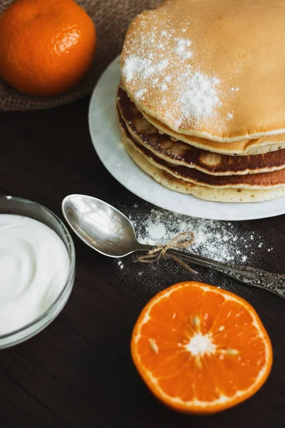 Pancake with fruits and berries on plate on table close up — Stock Photo, Image