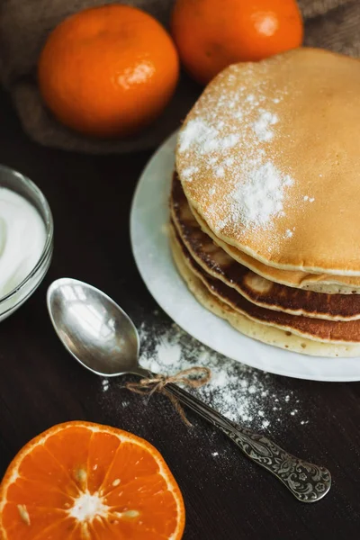 Pancake with fruits and berries on plate on table close up — Stock Photo, Image