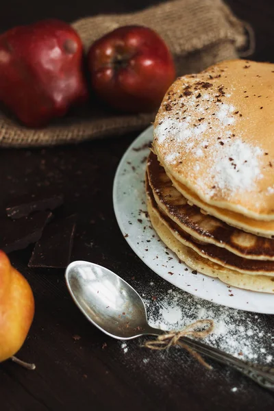 Pancake with fruits and berries on plate on table close up — Stock Photo, Image