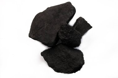 Yığın siyah kömür beyaz arkaplanda izole