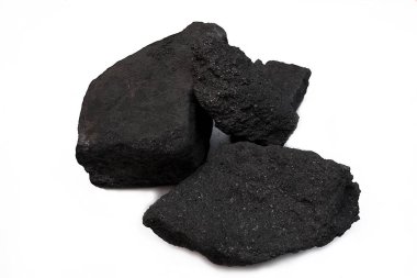 Yığın siyah kömür beyaz arkaplanda izole