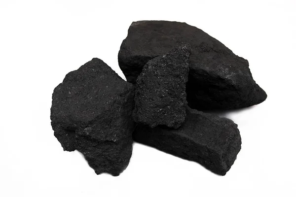 Pile czarny węgiel izolowany na białym tle — Zdjęcie stockowe