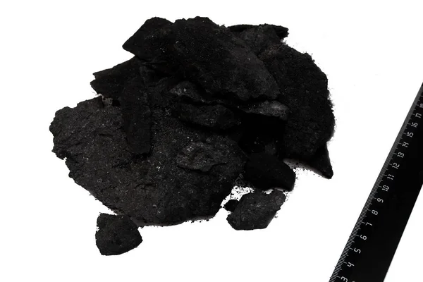 Куча черного угля изолированы на белом фоне — стоковое фото