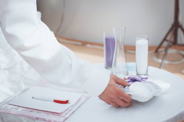 Çift onların ilk belge imzaladı