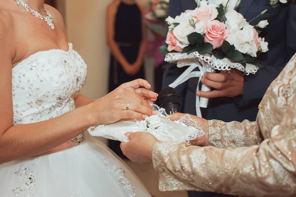 Sposo mettendo una fede nuziale al dito della sua sposa durante la cerimonia — Foto Stock