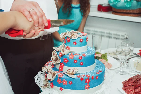 Wedding cake with figurines — Stock Photo, Image