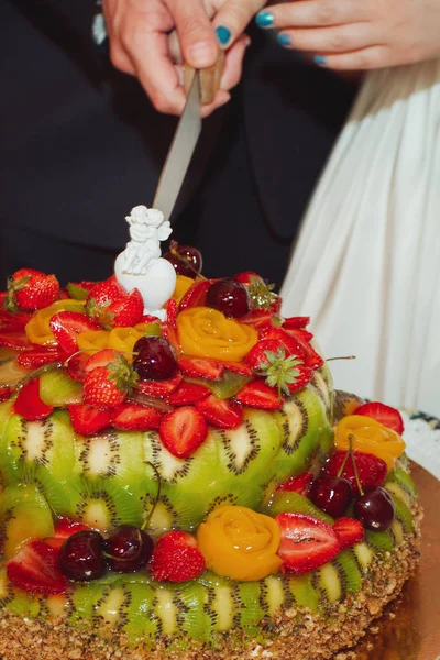 Свадебный торт с фигурками — стоковое фото