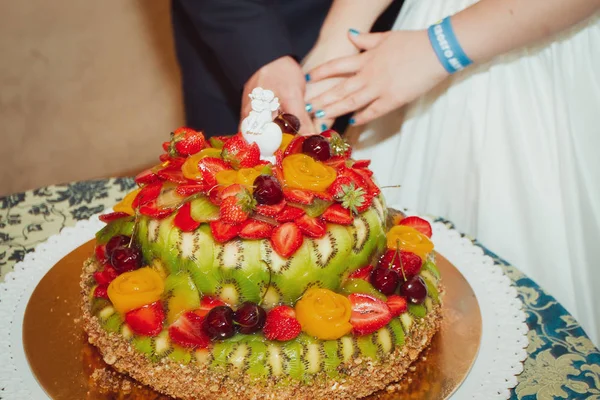 Bolo de casamento com estatuetas — Fotografia de Stock