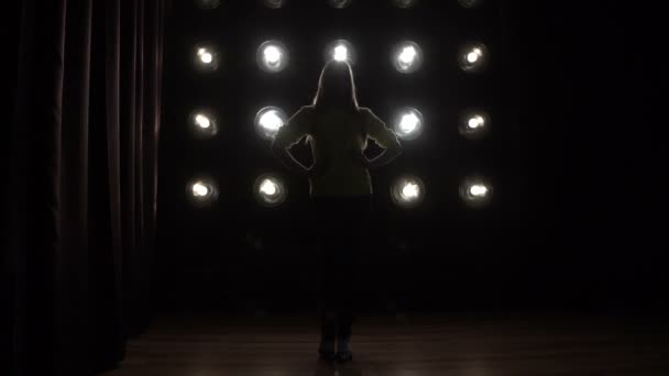 Silueta de una chica bailando sobre las luces de fondo . — Vídeo de stock