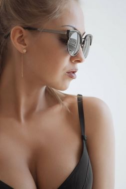 Uzun saçlı genç seksi kadın göstermek onun siyah iç çamaşırları