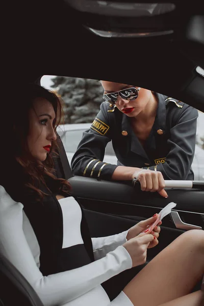年轻漂亮的女人站警车检查驱动程序 — 图库照片