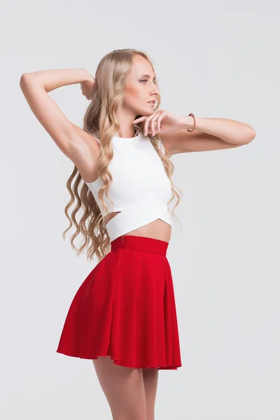 Lány a tökéletes test, fehér alapon piros szoknya — Stock Fotó