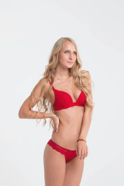 Chica con el cuerpo perfecto en ropa interior roja sobre fondo blanco —  Fotos de Stock