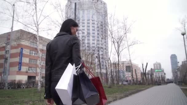 Retrato de mulher feliz depois de fazer compras na cidade — Vídeo de Stock