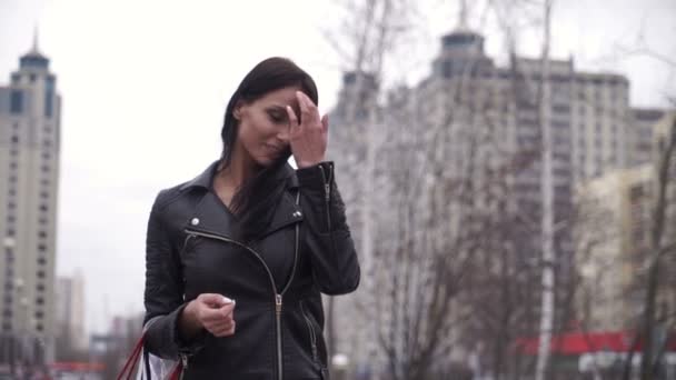 Портрет счастливой женщины после покупок в городе — стоковое видео