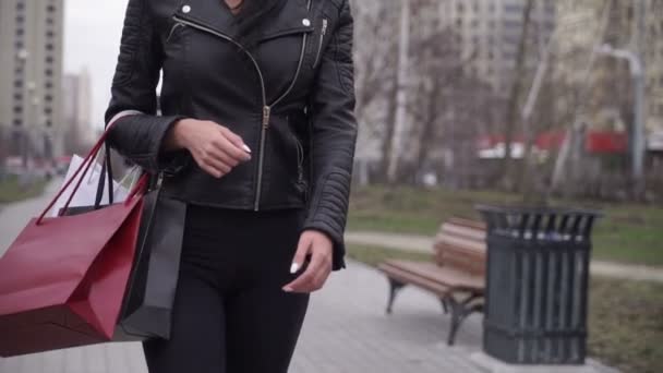 Porträtt av lycklig kvinna efter shopping i staden — Stockvideo
