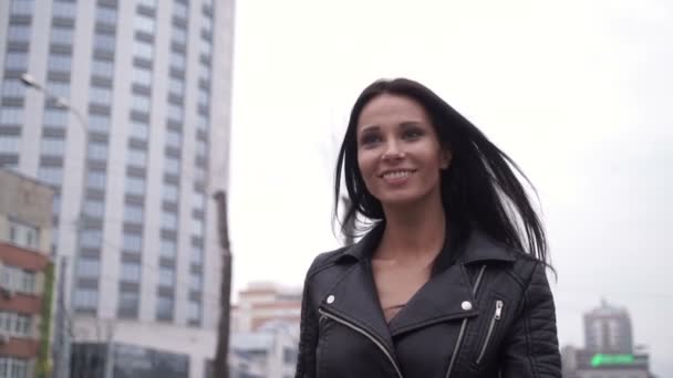 Retrato de mujer feliz después de ir de compras por la ciudad — Vídeo de stock