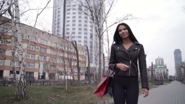 Портрет счастливой женщины после покупок в городе — стоковое видео