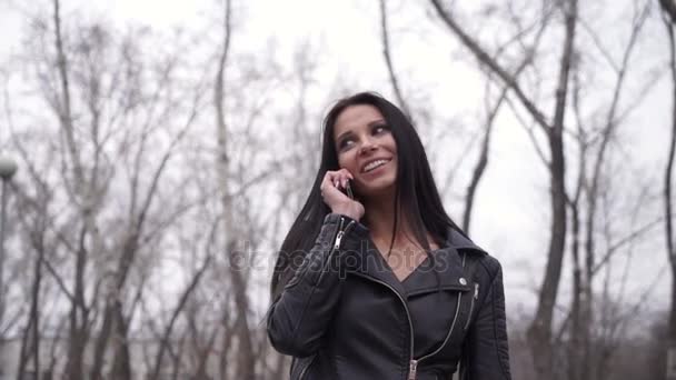 Femme parlant sur un téléphone portable dans la ville — Video