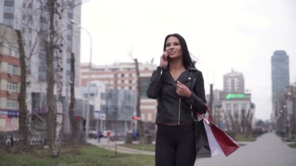 Mujer hablando por celular en la ciudad — Vídeo de stock