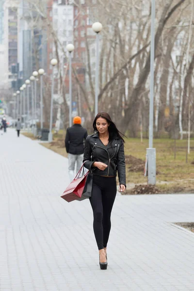 Portrait de femme heureuse après avoir fait du shopping dans la ville — Photo