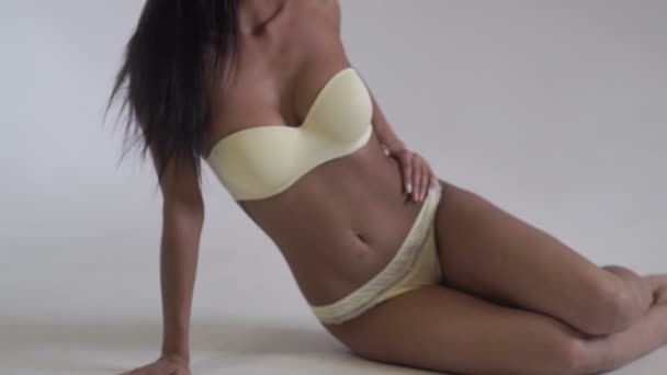 Sexy chica muestra sus pechos — Vídeo de stock