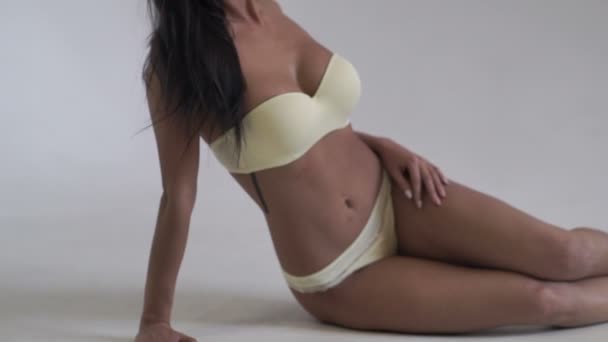 Сексуальная девушка показывает свою грудь — стоковое видео