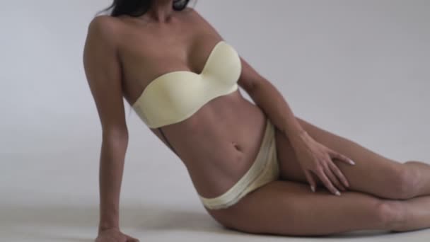 性感的女孩显示她的乳房 — 图库视频影像