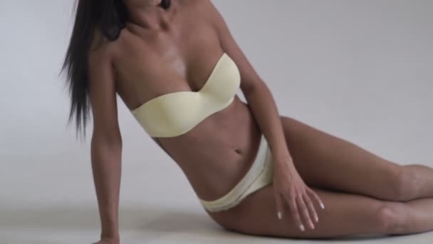 Seksi kız göğüslerini gösterir — Stok video