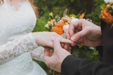 Çift alyans değişimi